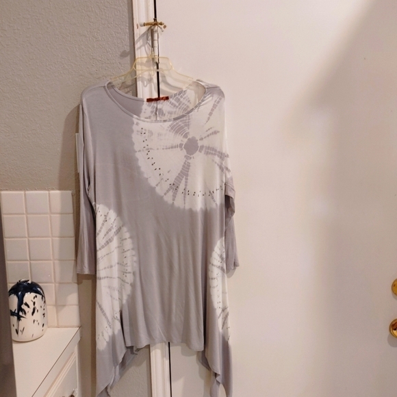 NWOT Belldini Gray and White Tie Dye Long Sleeved Flared Hem Tunic XL. - Picture 2 of 10